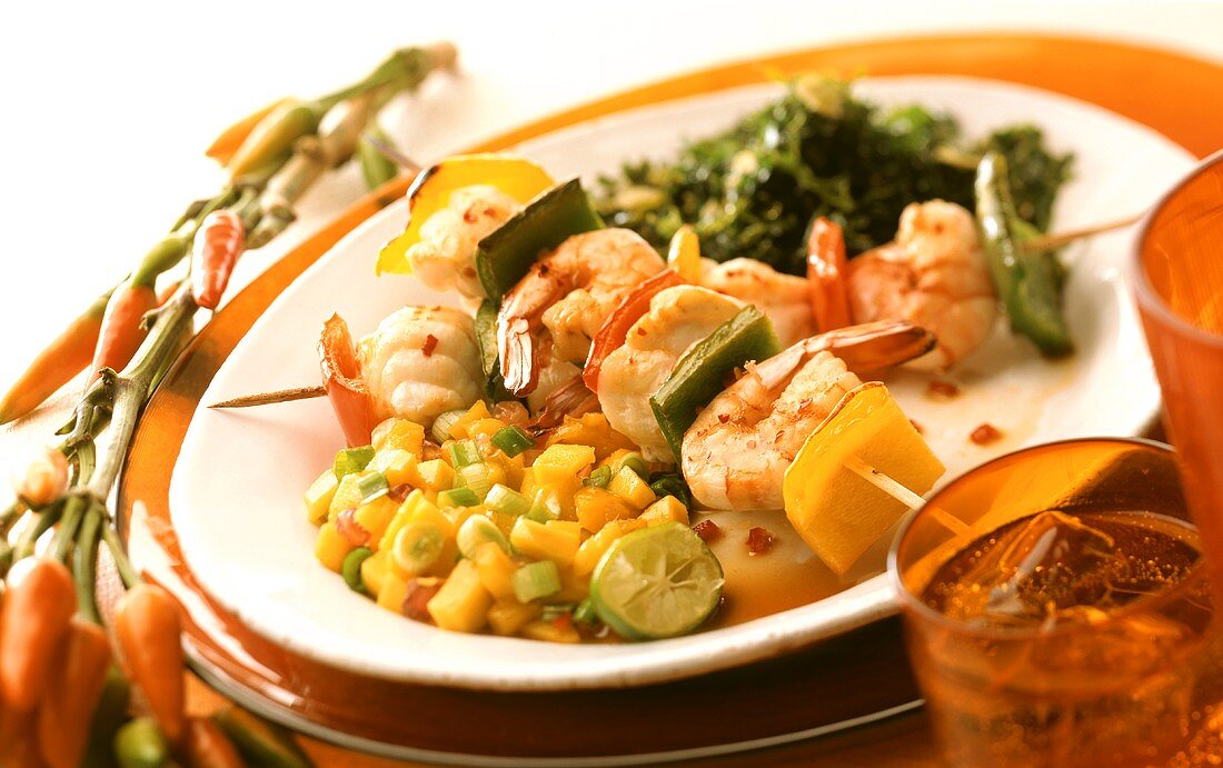 Pepper and shrimp kebabs with spicy mango salad