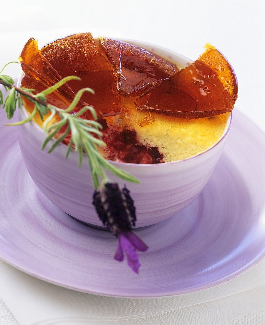 Creme brulee mit Kirschen und Lavendel