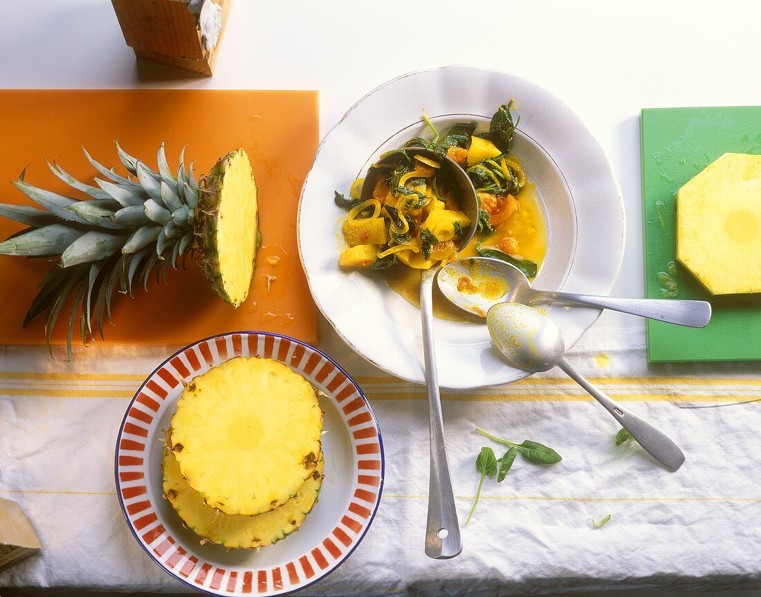 Ananascurry mit Zwiebeln, Tomaten und Spinat