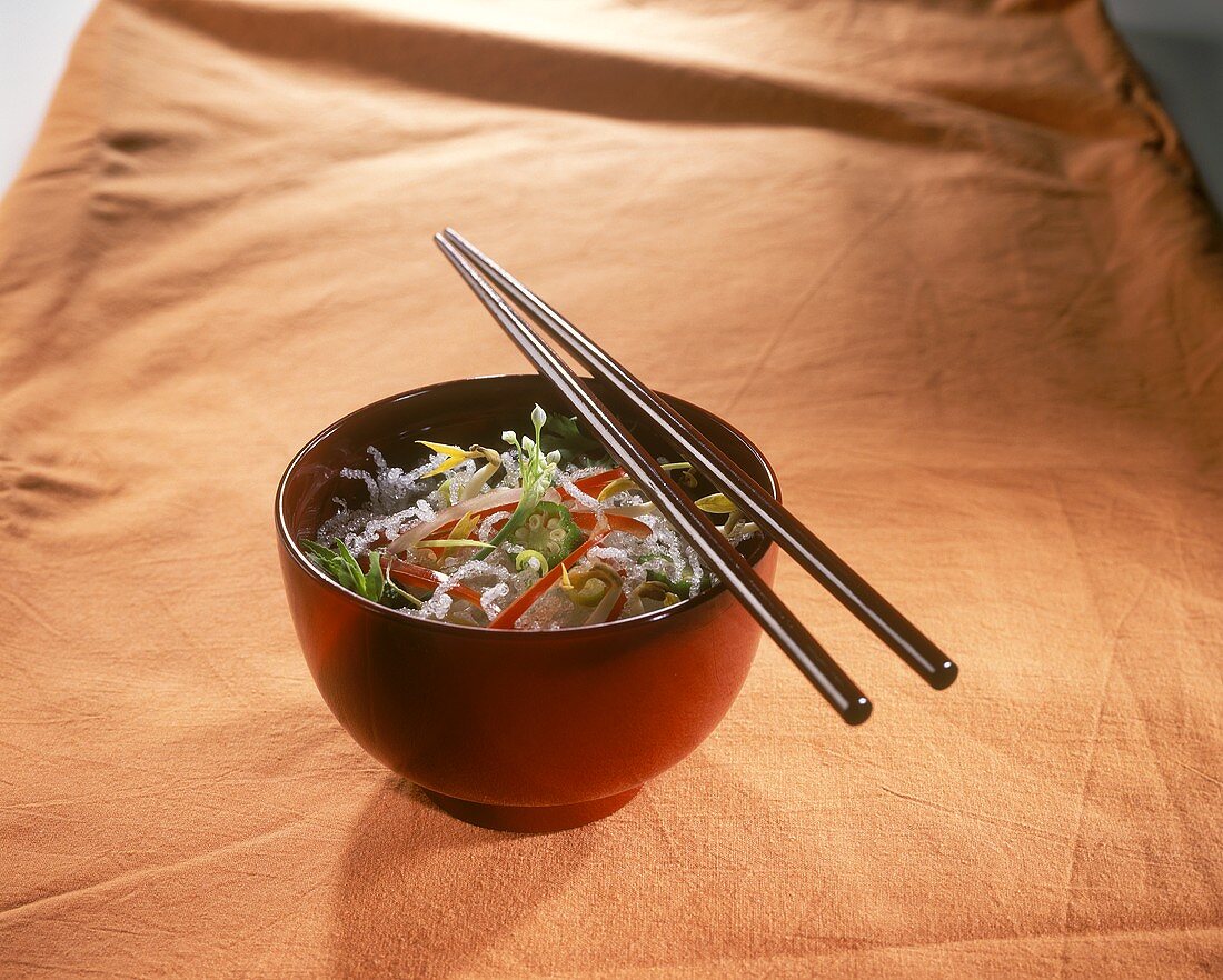 Asia-Salat mit fritierten Glasnudeln und Gemüse im Schälchen