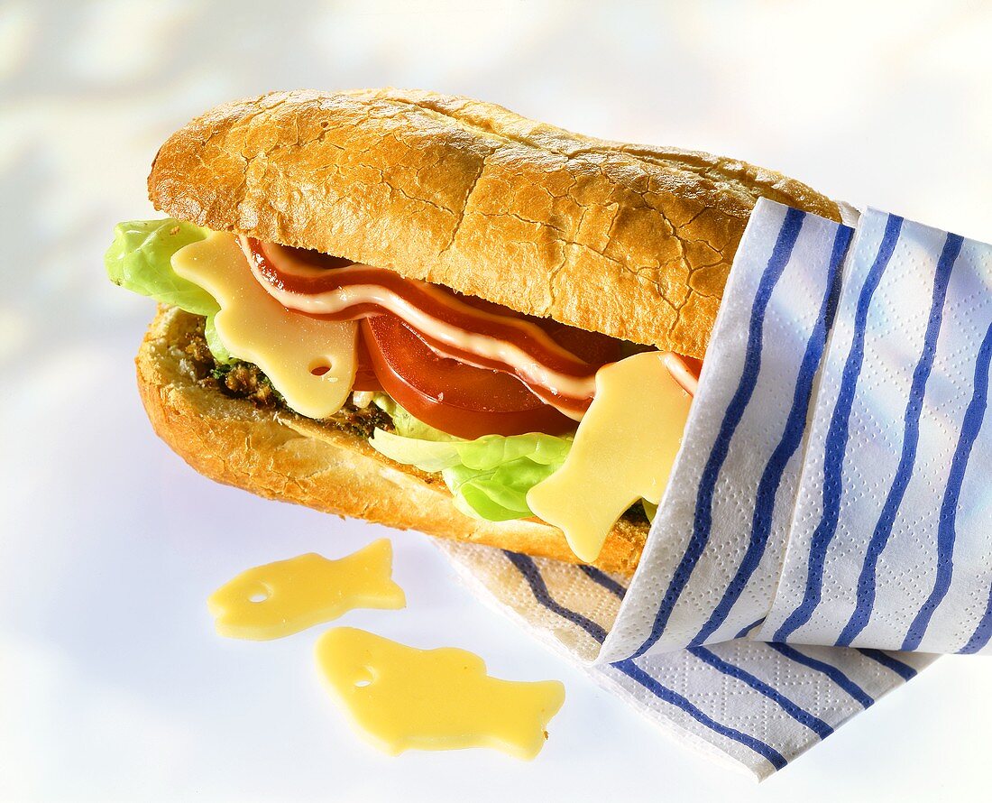 U-Boot-Sandwich mit ausgestochenen Käsefischchen