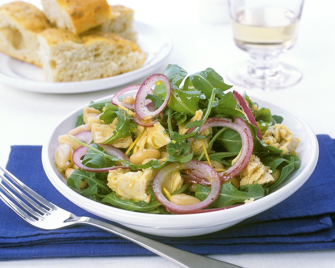 Rocket and tuna salad with beans and onion rings