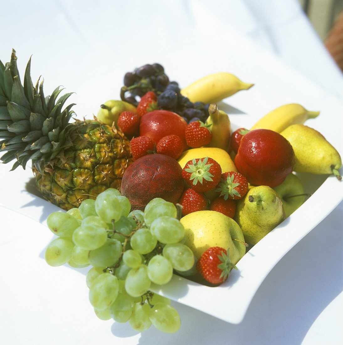 Frisches Obst und Trauben in einer Schale