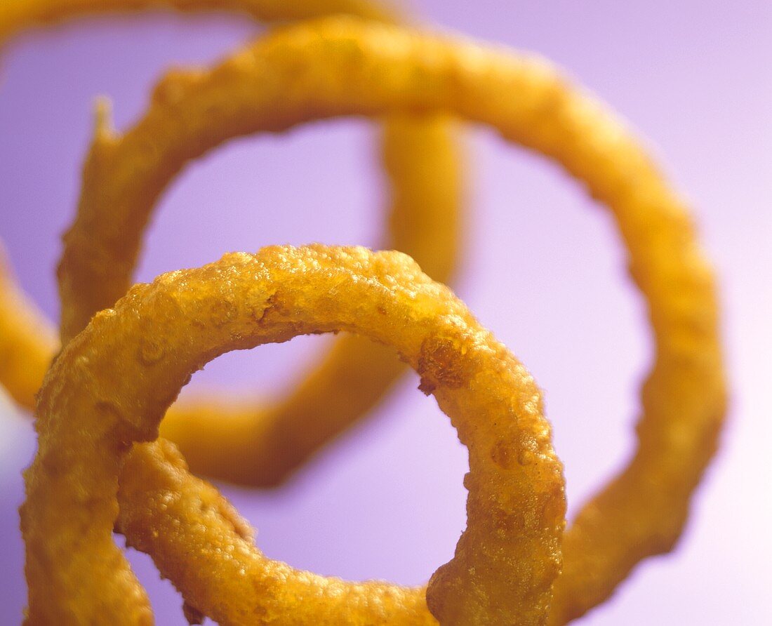 Deep-fried onion rings (close-up)