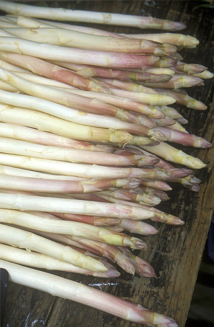 White asparagus spears with pale purple tips
