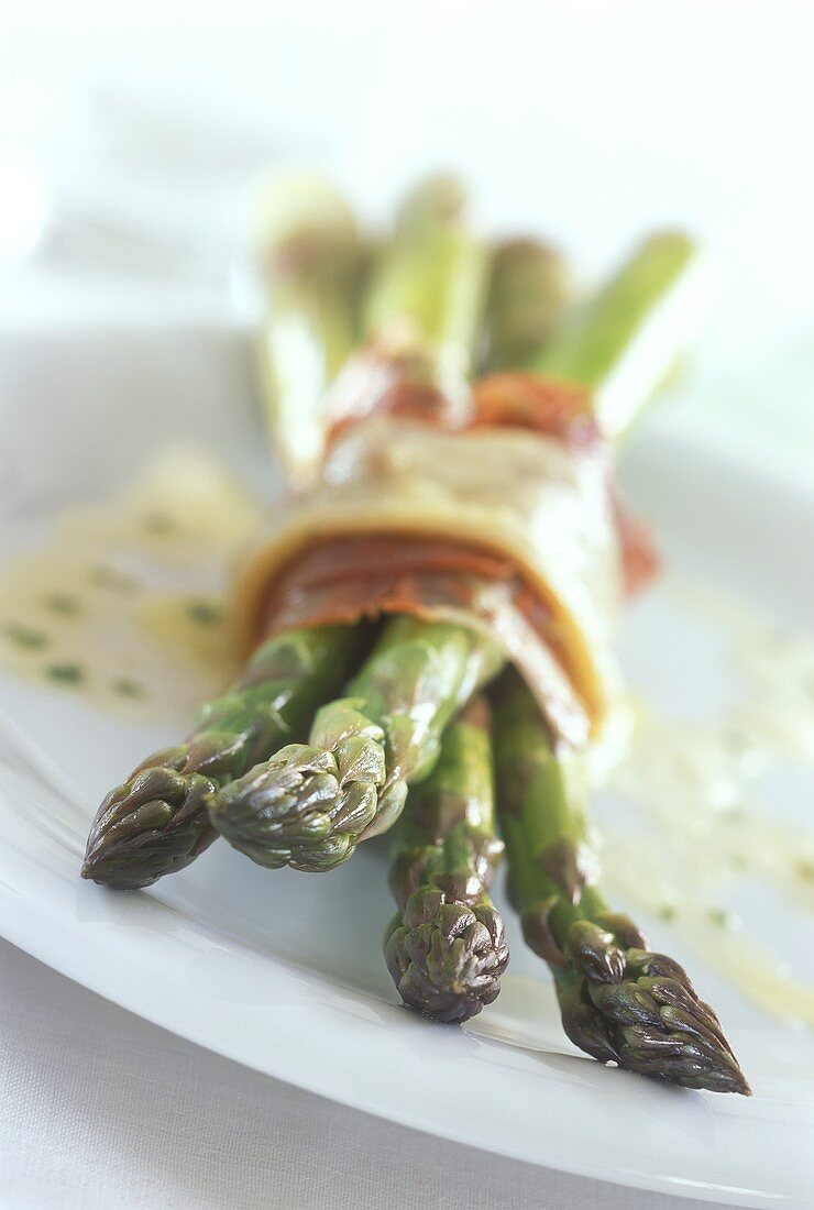 Gekochter grüner Spargel mit Schinken