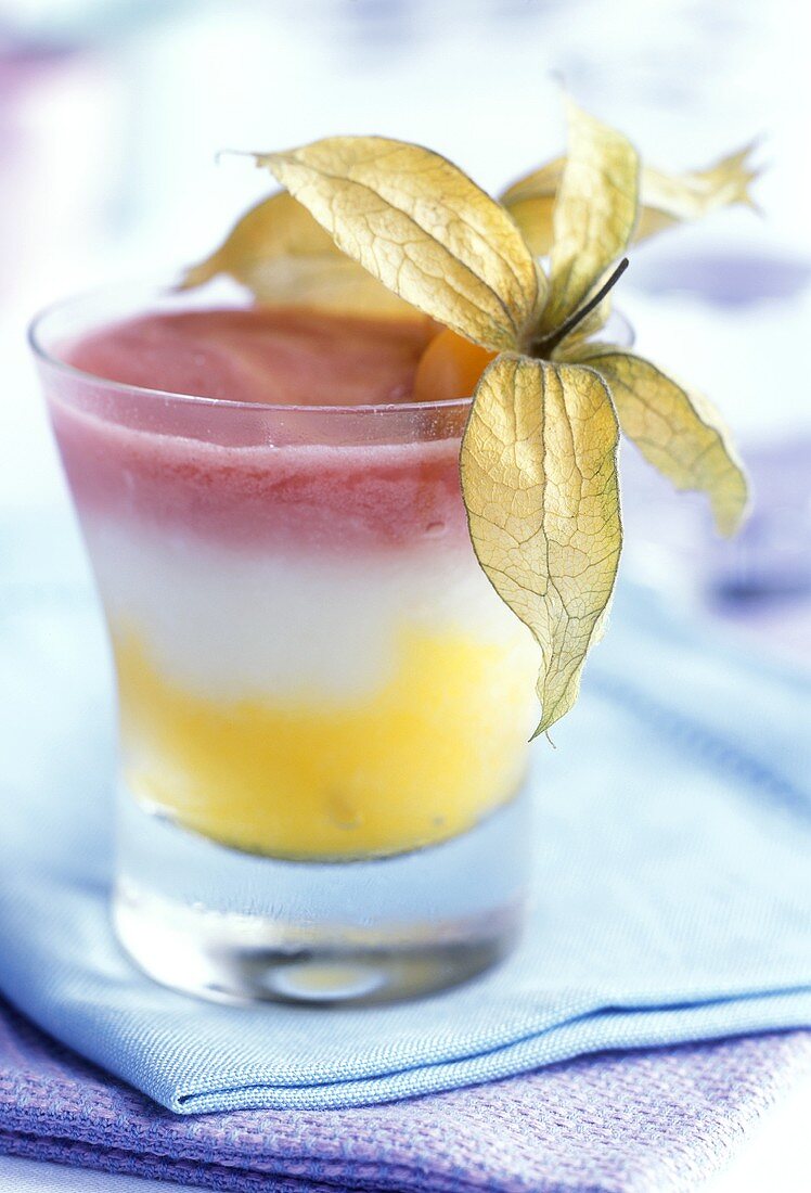 Erdbeer-, Zitronen- & Mangosorbet im Glas mit Kapstachelbeere