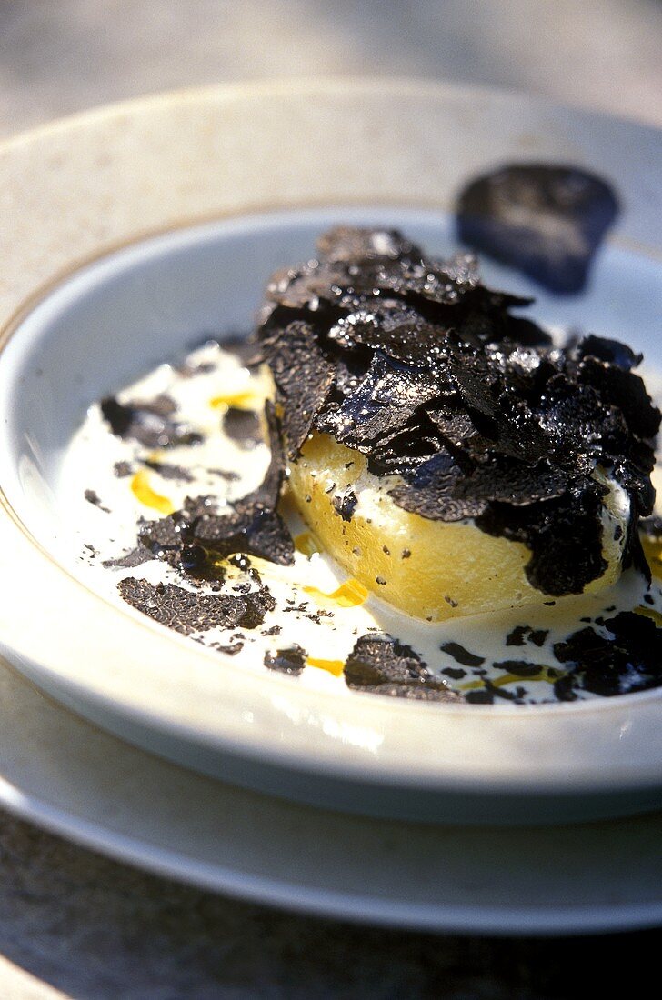 Potato with black truffle in butter and cream sauce