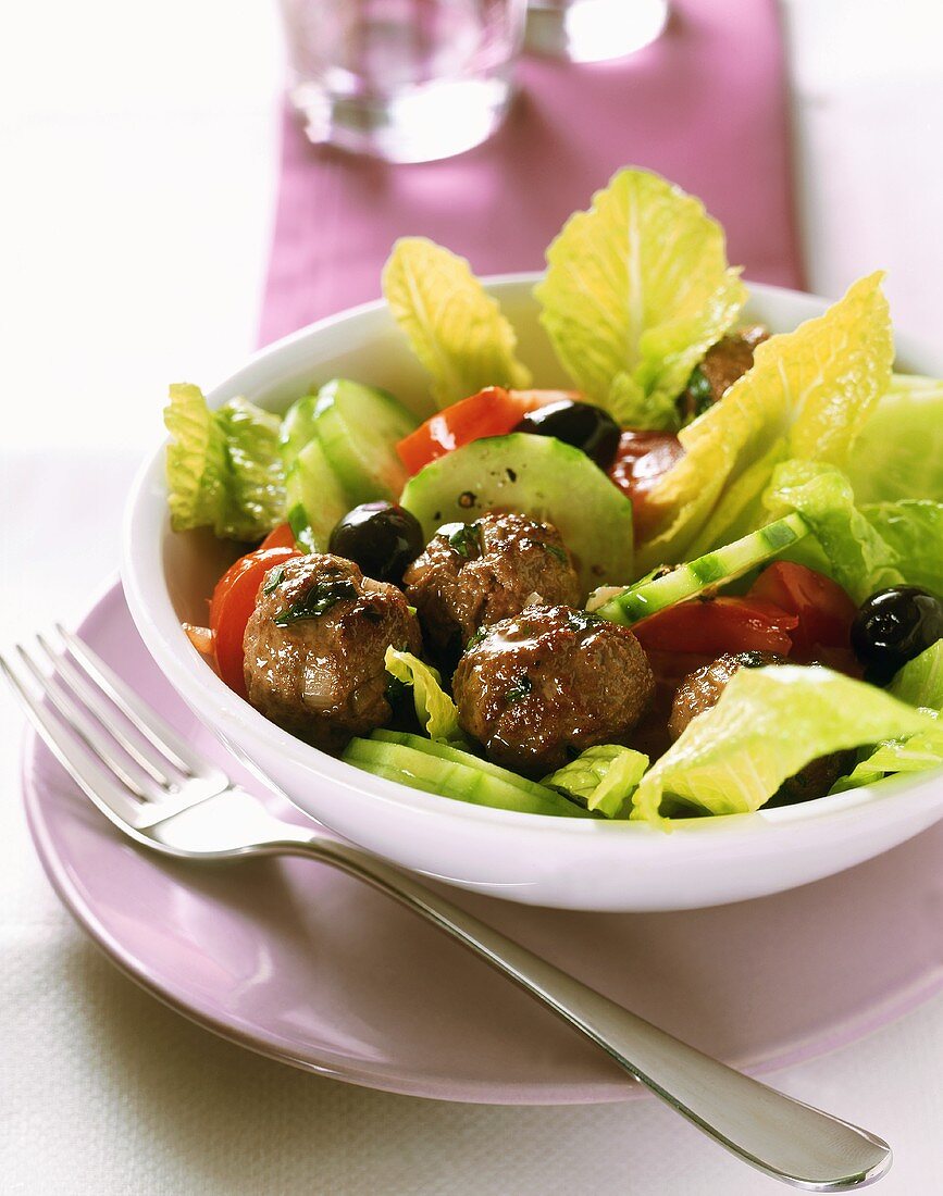 Hackbällchen mit griechischem Salat