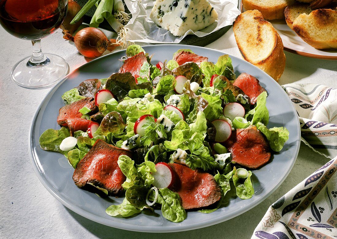 Oak leaf lettuce with entrecote and Roquefort cheese