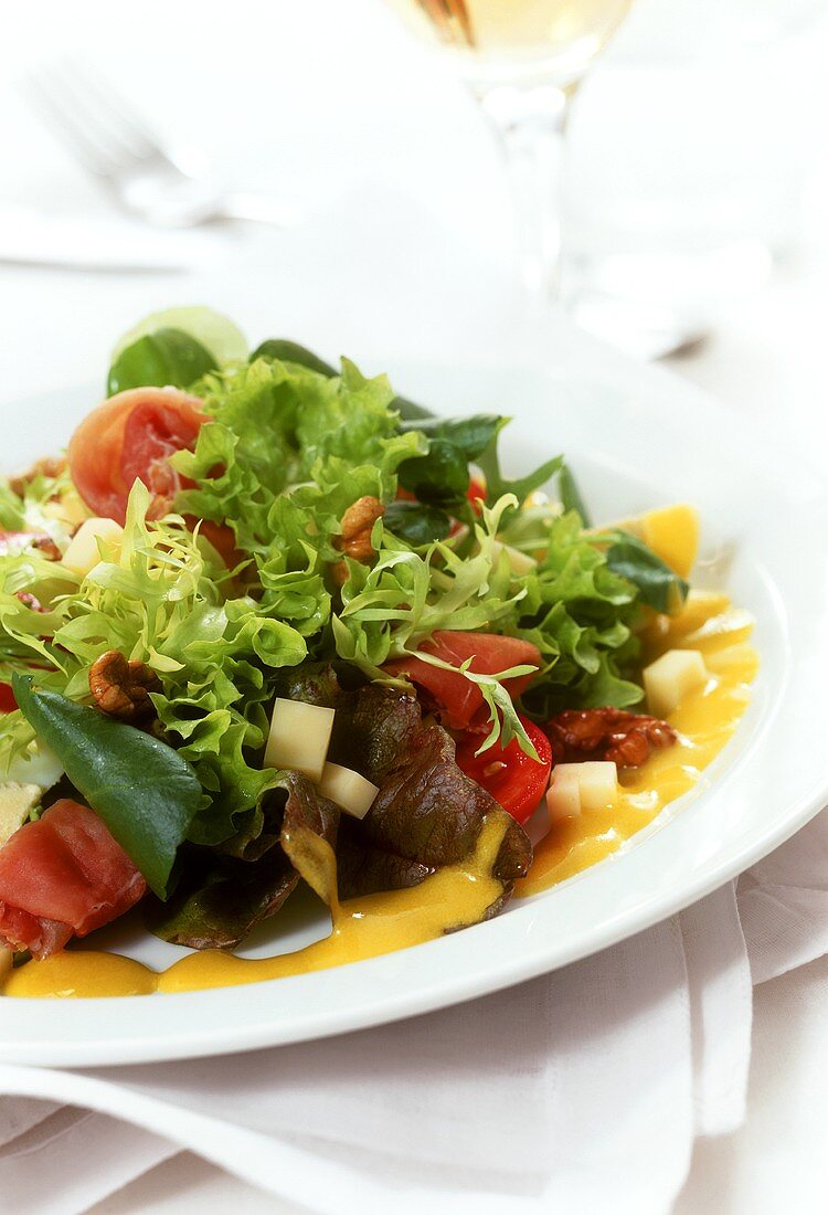 Grüne Blattsalate mit Schinkenstreifen und Senfsauce