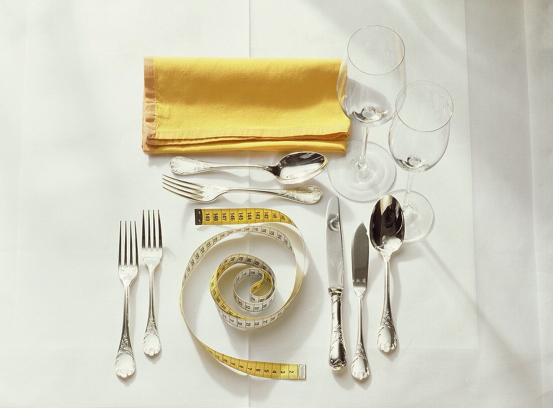 Symbolbild Diät: Gedeckter Tisch mit Massband