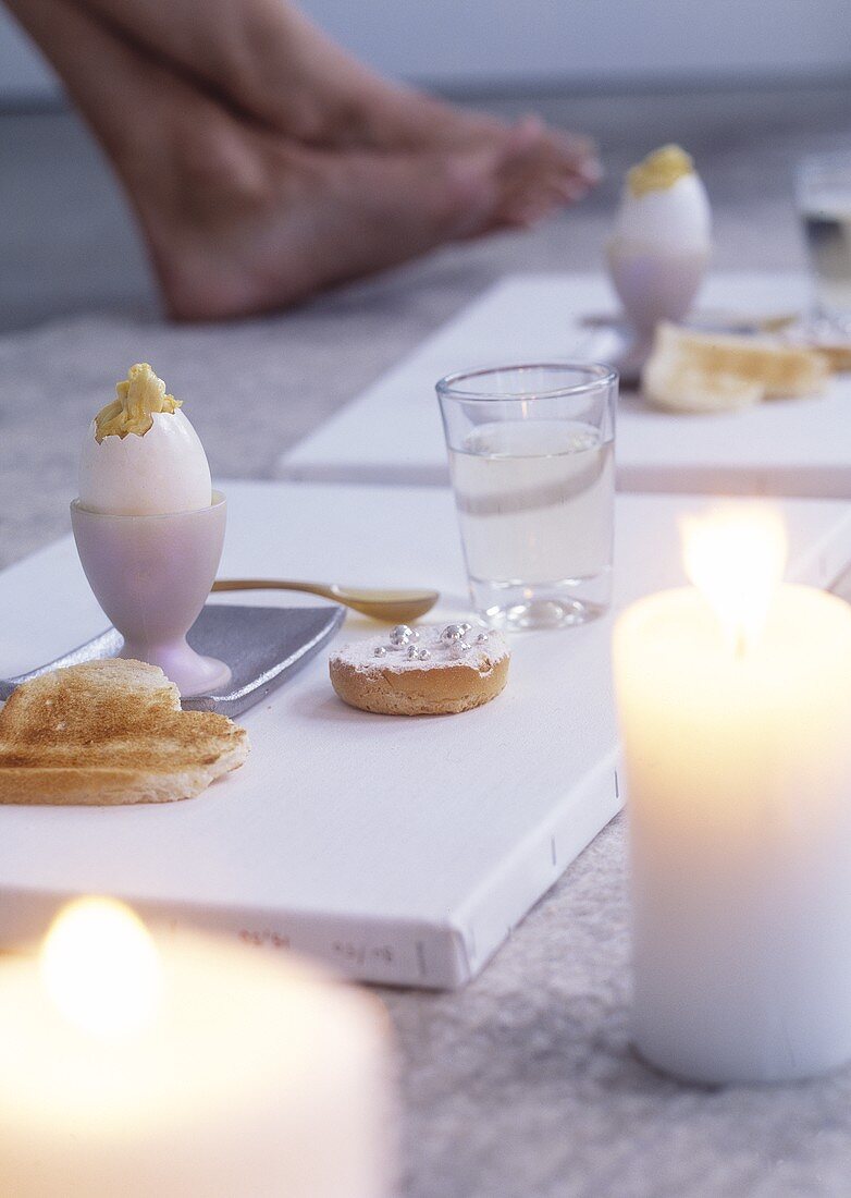 Weihnachtliches Frühstücksgedeck mit Ei am Boden