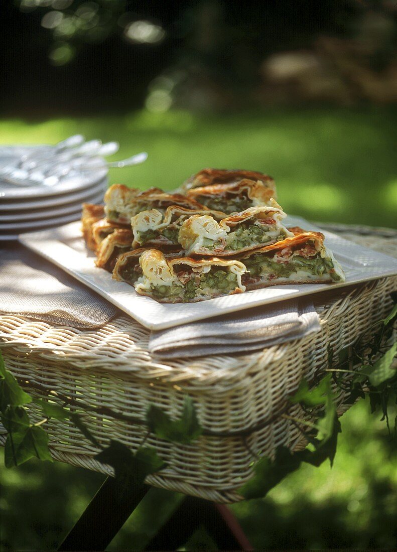 Savoury strudel with green asparagus, taleggio and ham