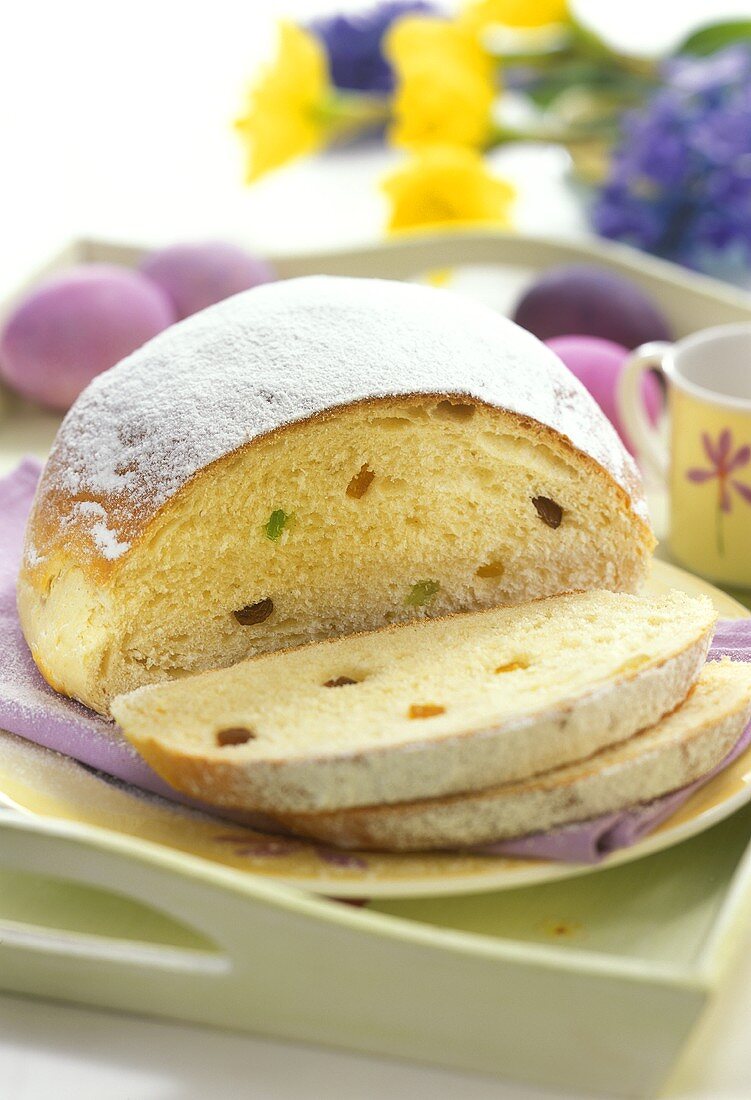 Osterbrot mit kandierten Früchten und Rosinen