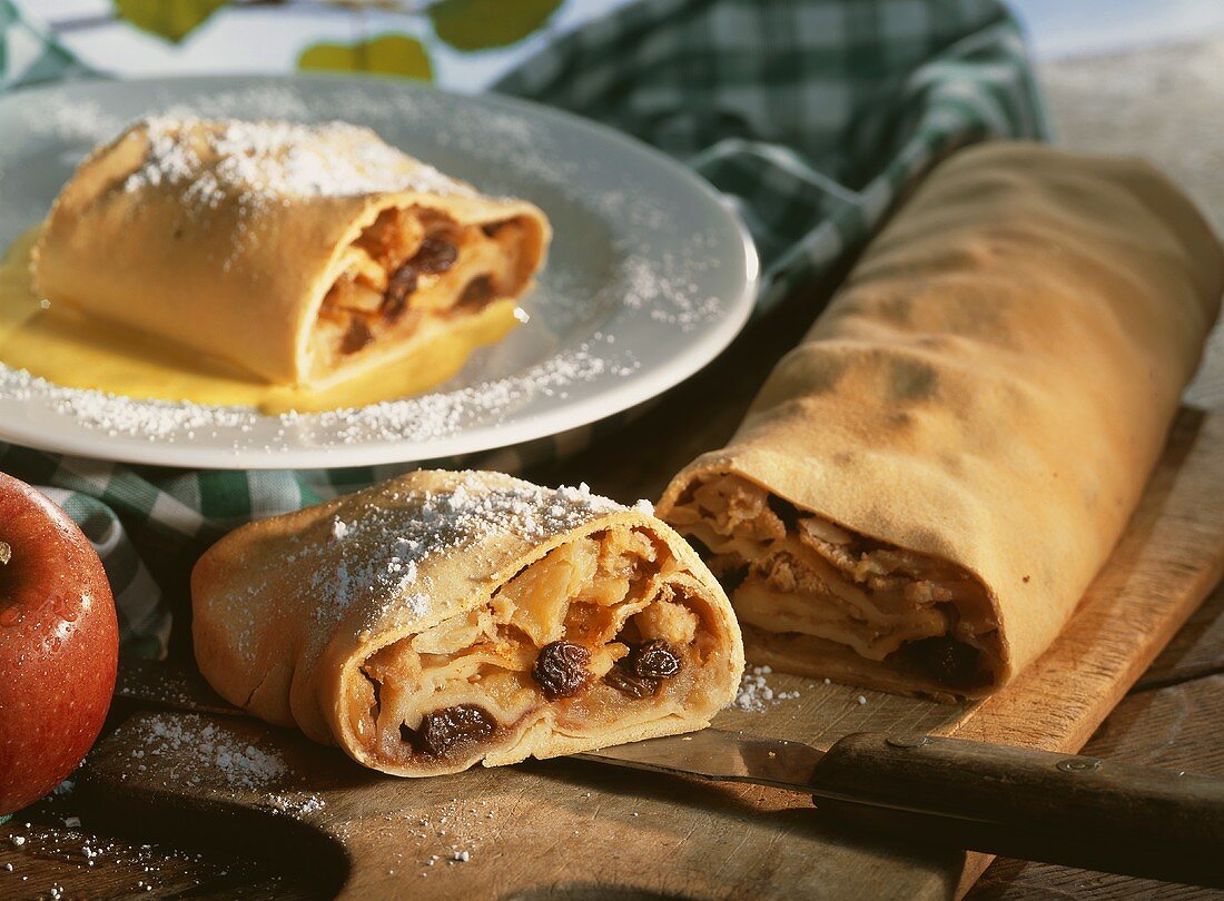 Strudel di mele (S. Tyrolean apple strudel, Italy)