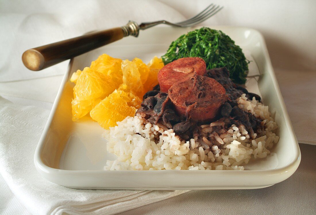 Brasilianischer Bohneneintopf (Feijoada) mit Schweinefleisch