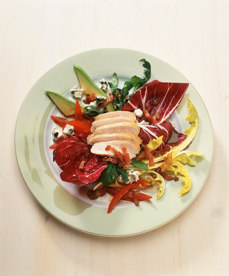 Modern Cobb Salad (Salat mit Hähnchenbrustfilet und Avocados)