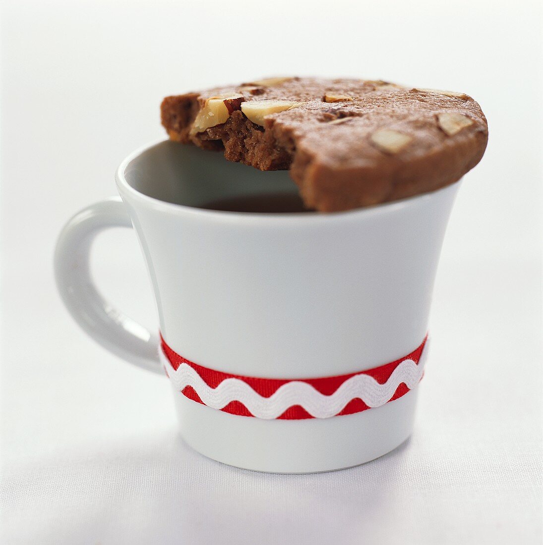 Schokoladen-Haselnuss-Cookie auf einer Tasse