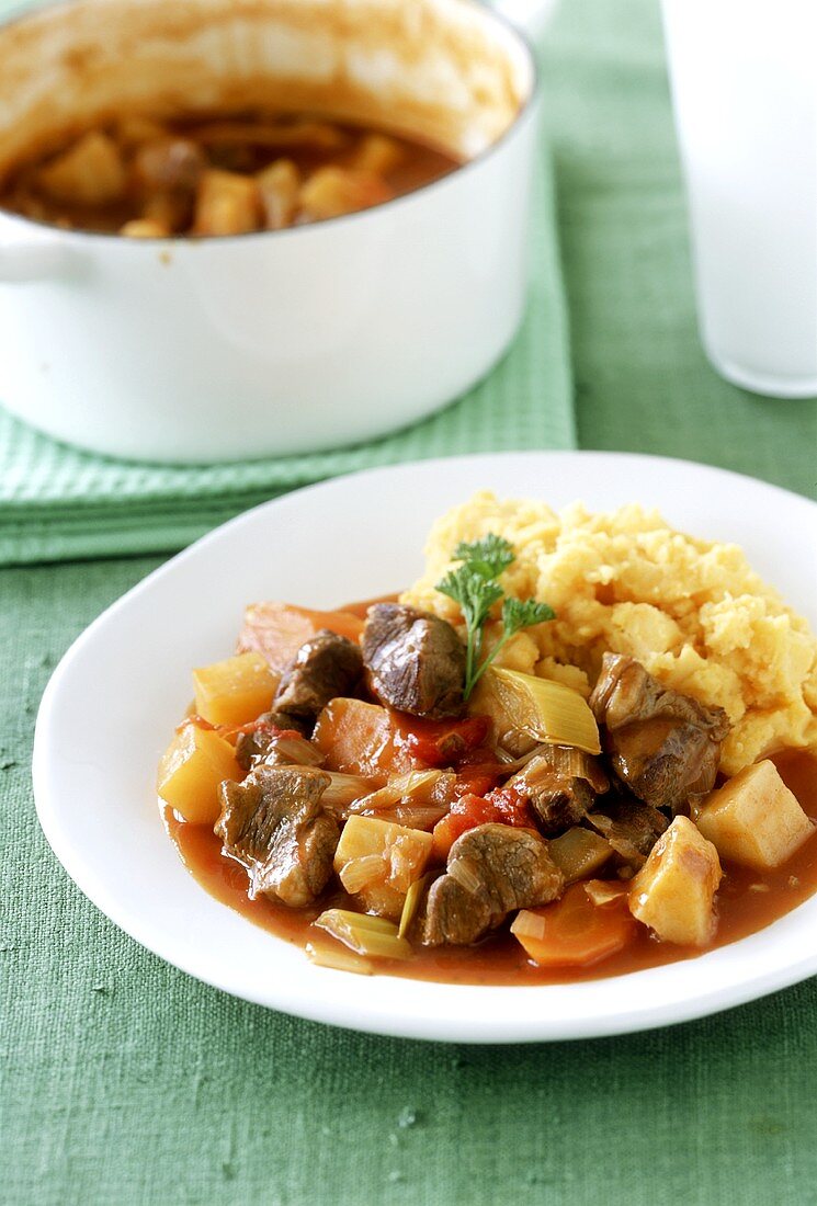 Lamb Stew mit Möhren, Kartoffeln und Kartoffelpüree