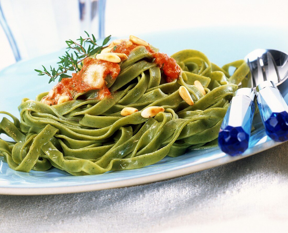 Tagliatelle mit Tomaten-Roquefort-Sauce und Pinienkernen