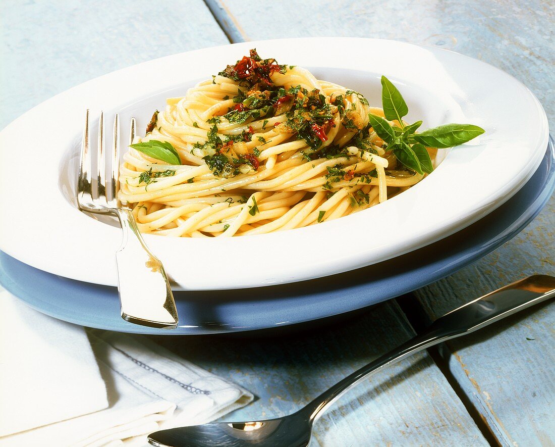 Spaghetti aglio, olio e peperoncino (Spicy pasta dish)