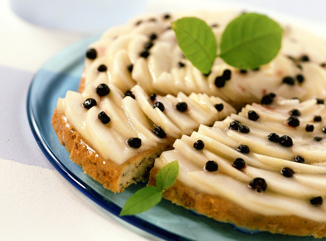 Stracciatellakuchen mit Birnen und Heidelbeeren