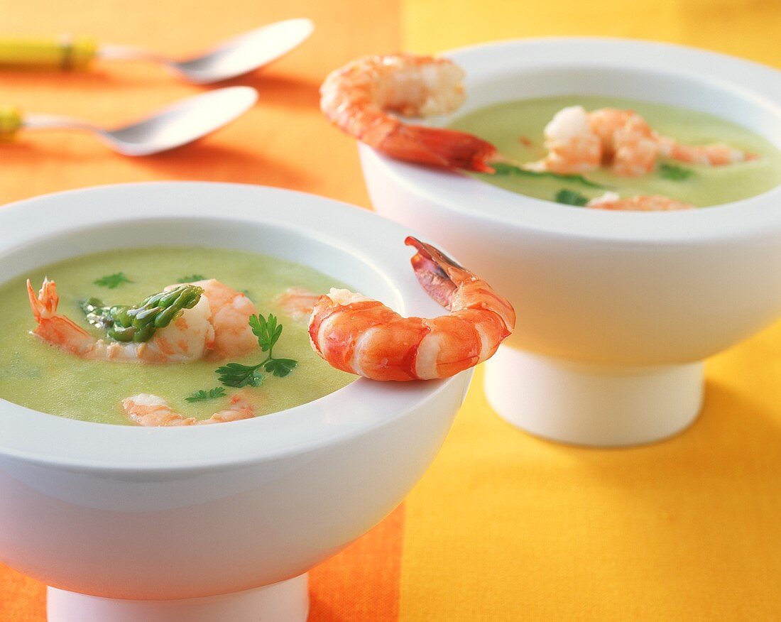 Creamed asparagus soup with shrimps