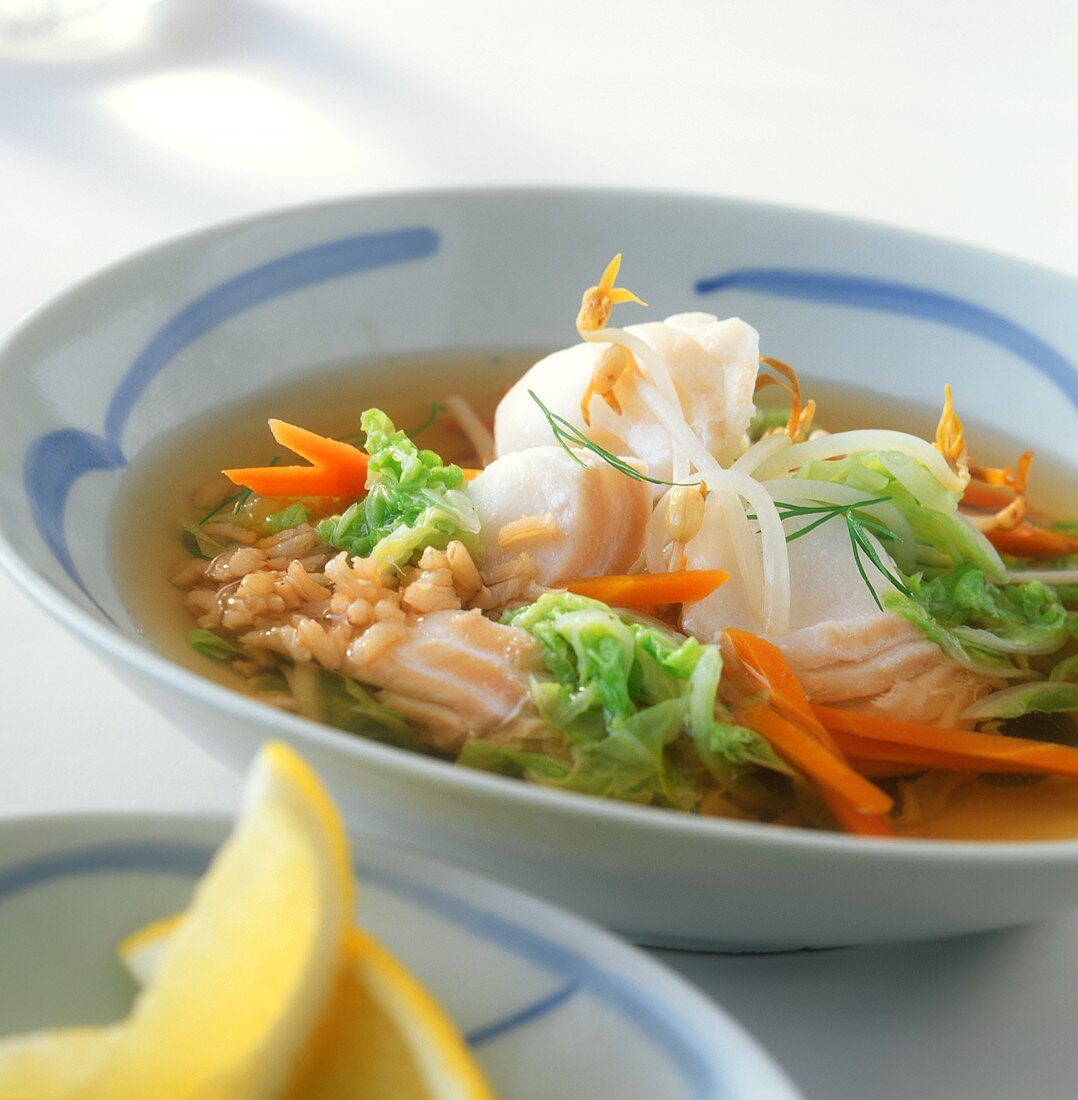 Chinesische Fischsuppe mit Sprossen