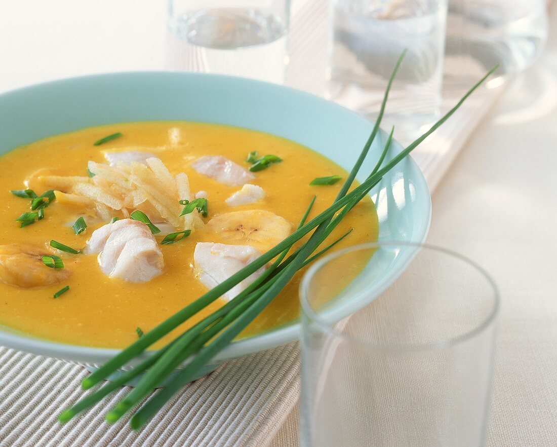 Curry-Fisch-Suppe mit Bananen