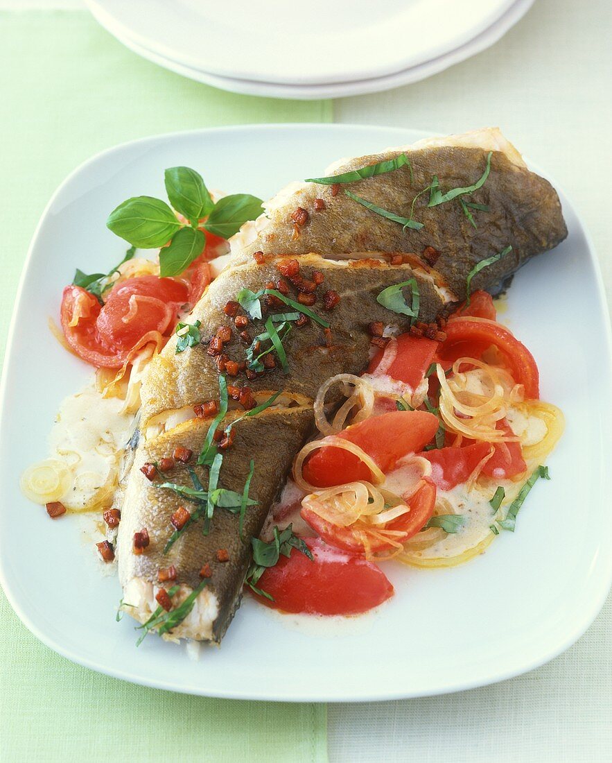 Haddock with tomatoes and onion rings