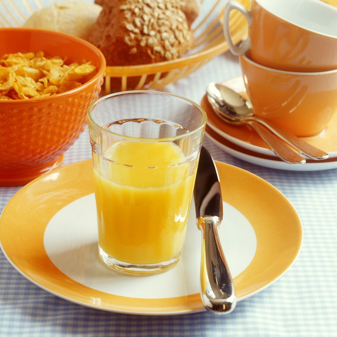 Orangensaft, Cornflakes und Kornbrötchen zum Frühstück
