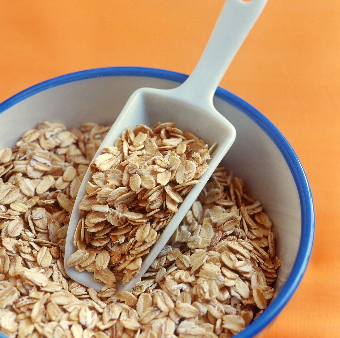 Rolled oats in bowl with scoop