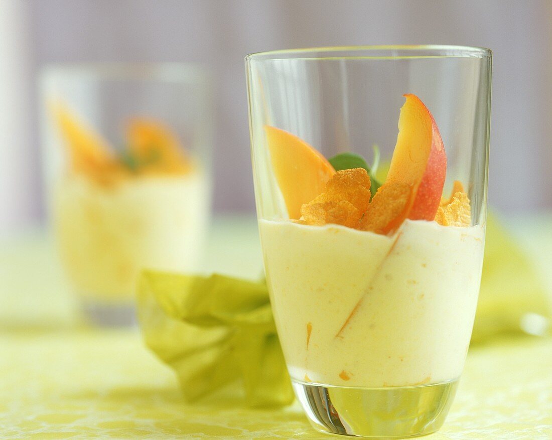 Mango yoghurt with cashew kernels and cornflakes