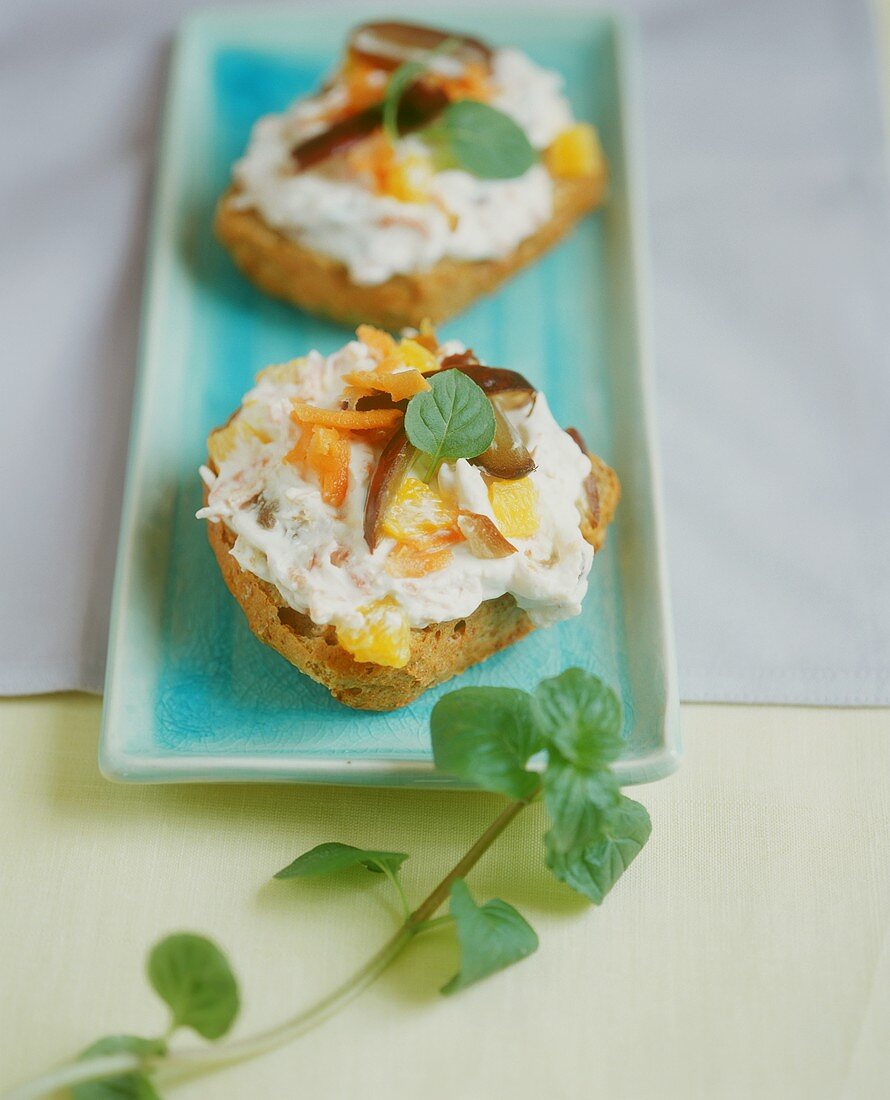Wholemeal roll with soft cheese with carrots and dates