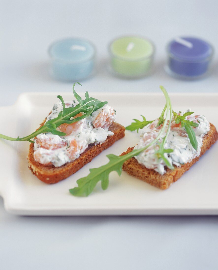 Crostini with shrimps, ricotta and rocket