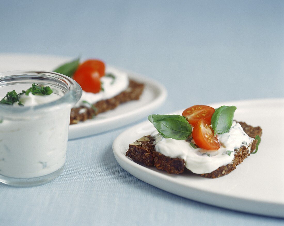 Wholemeal bread with goat's cheese spread, tomatoes & basil