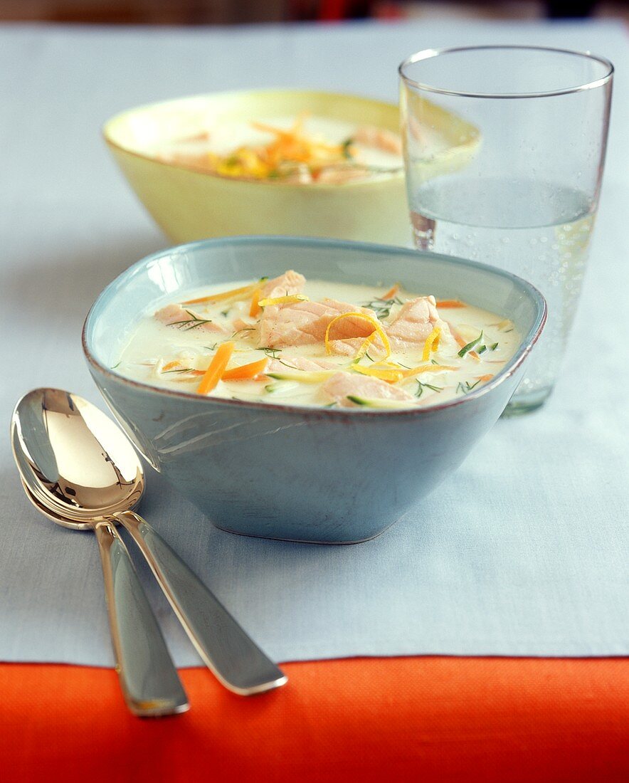 Joghurtsuppe mit Gemüse und Lachs