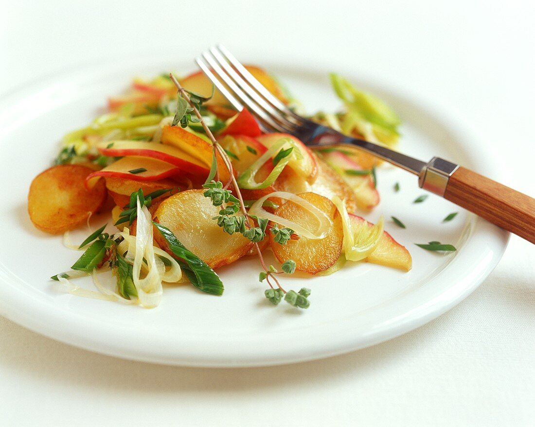 Pan-cooked potato dish with leeks and apple