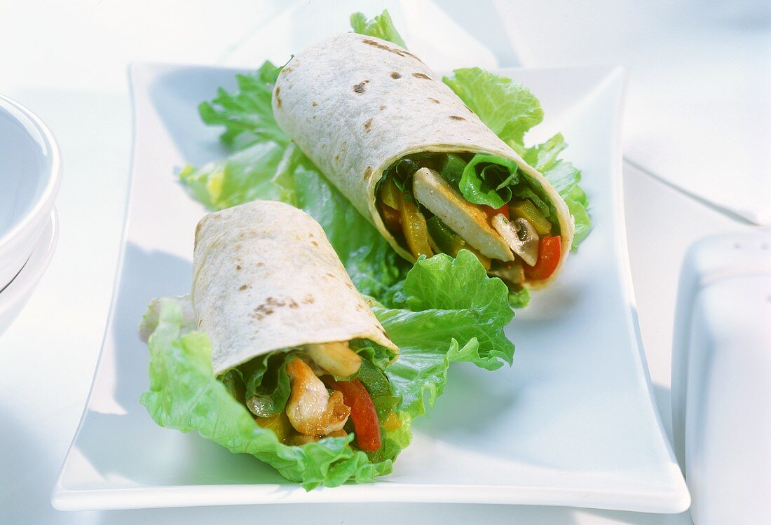 Hähnchen-Wraps mit Paprika auf Salatblättern