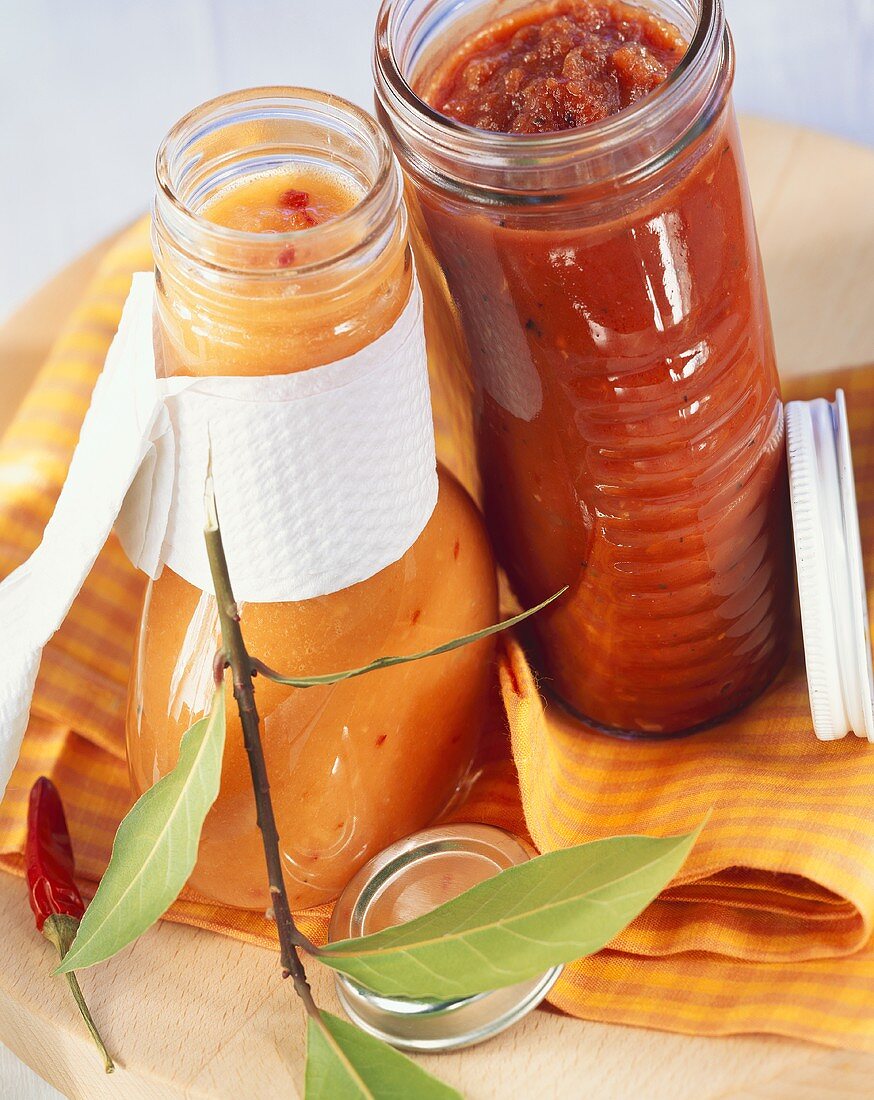 Tomaten-Chili-Sauce und selbstgemachtes Tomatenketschup