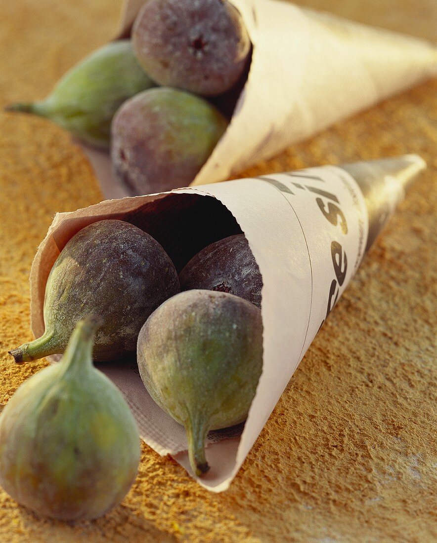 Fresh figs in newspaper bags