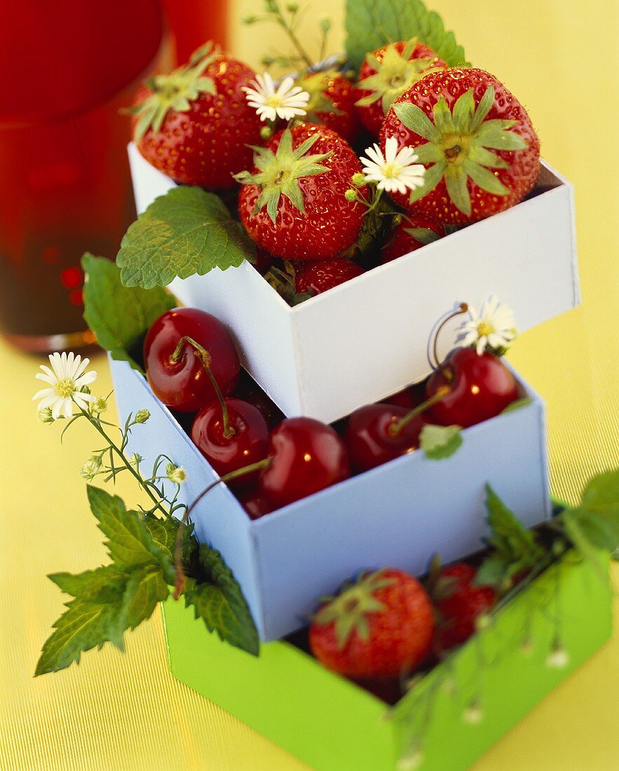Schachteln mit Erdbeeren und Kirschen zum Verschenken