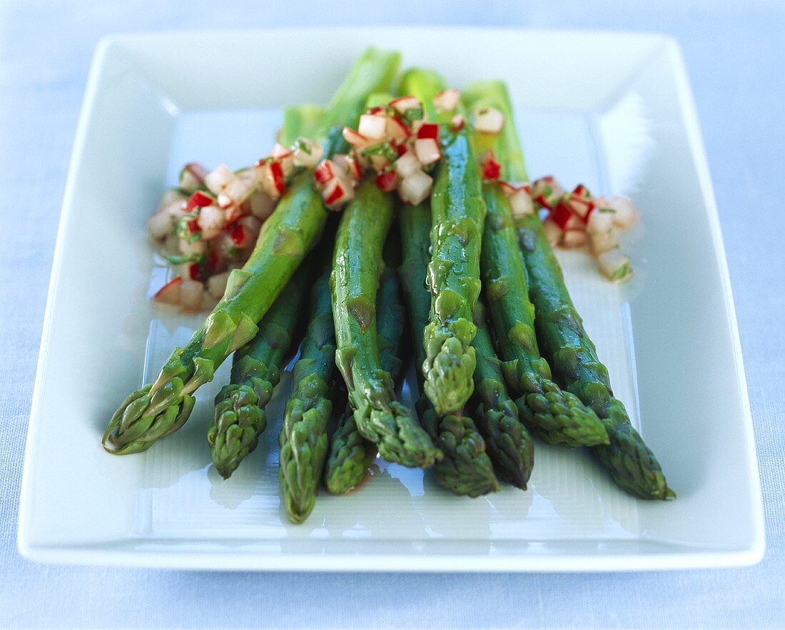 Green asparagus with salsa
