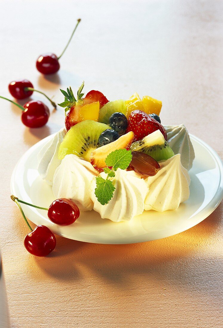 Small meringue cakes with fruit