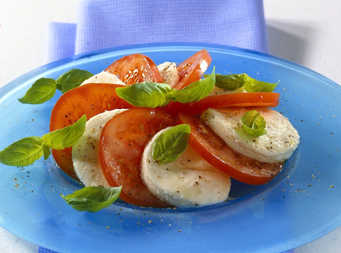 Insalata caprese (Tomaten mit Mozzarella und Basilikum)