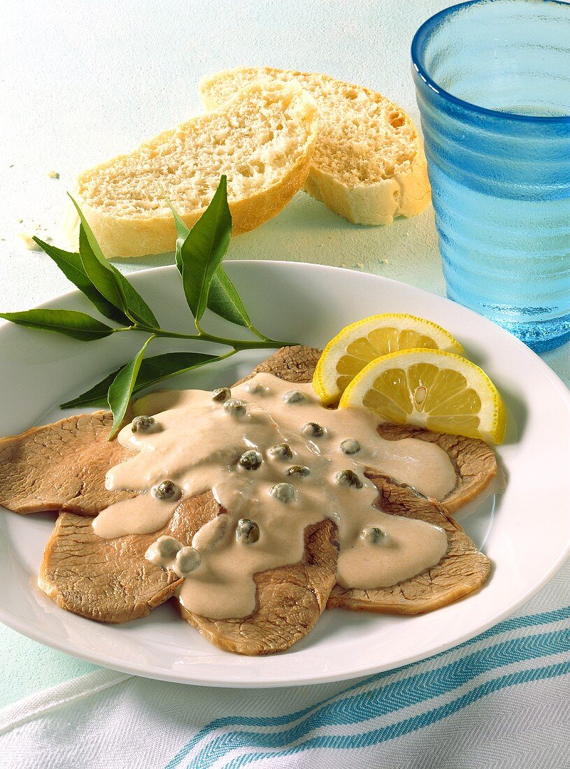 Vitello tonnato (Kalbfleisch mit Thunfisch-Kapern-Sauce)