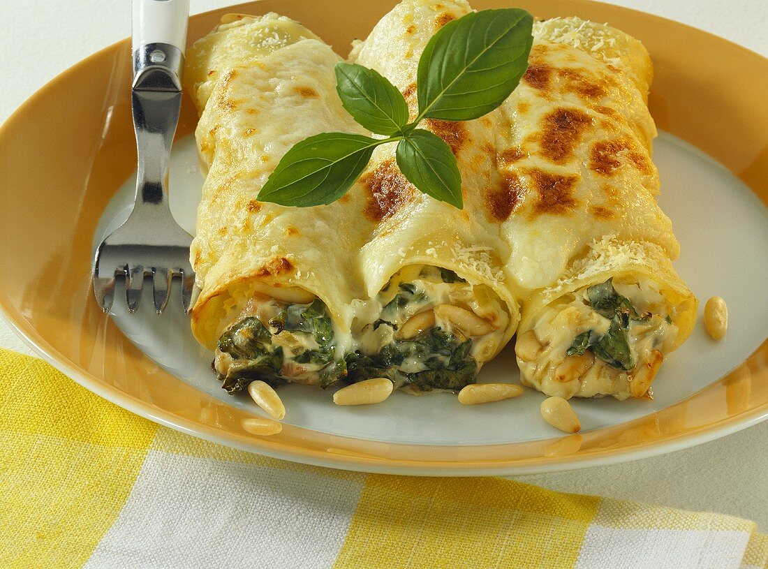 Cannelloni mit Spinat und Pinienkernen