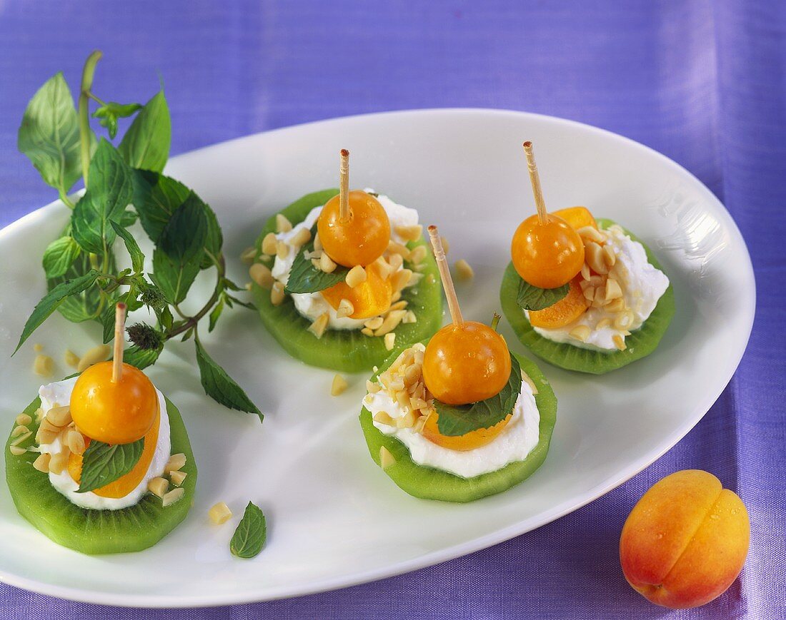 Skewered kiwi fruits with quark and physalis