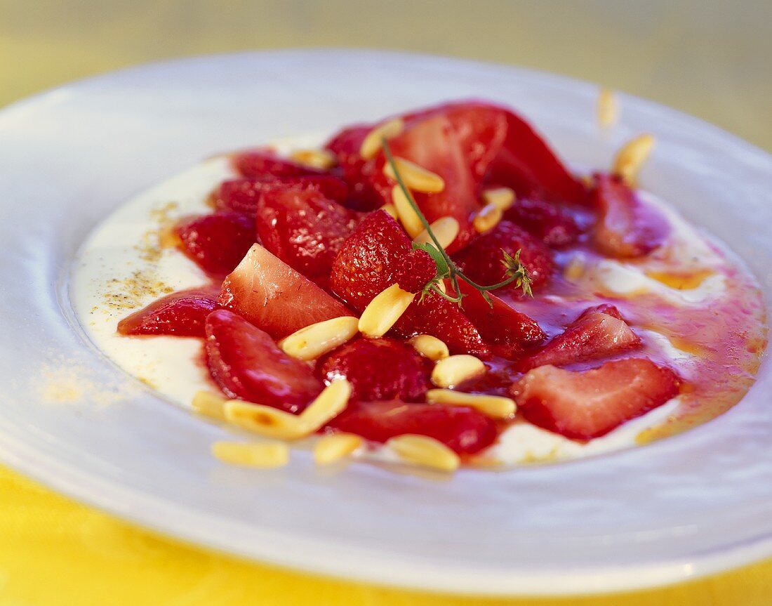 Kardamomjoghurt mit Erdbeeren und Pinienkernen